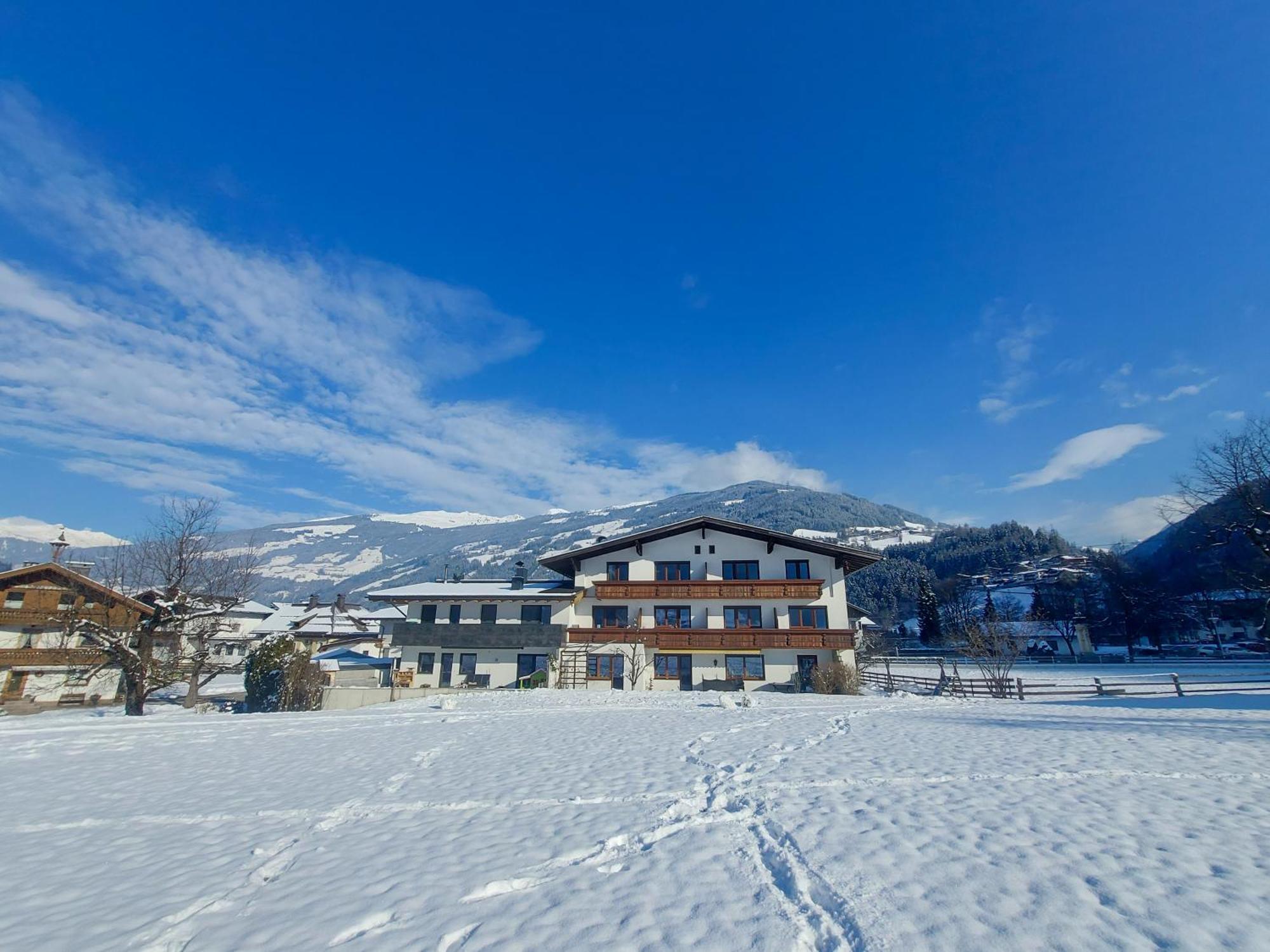 Alpenzeit Zillertal Apartments Целль-ам-Ціллер Екстер'єр фото