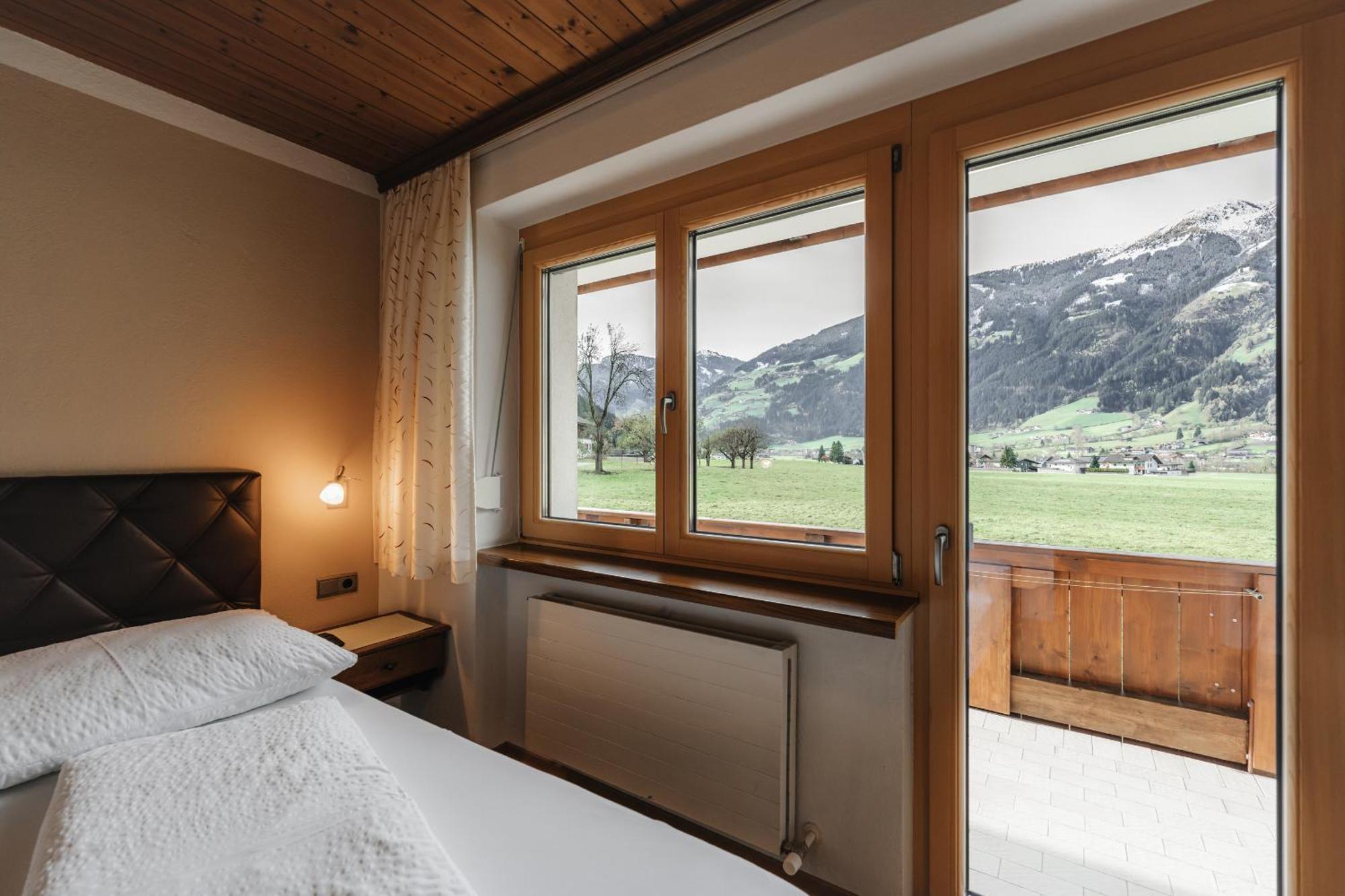 Alpenzeit Zillertal Apartments Целль-ам-Ціллер Номер фото